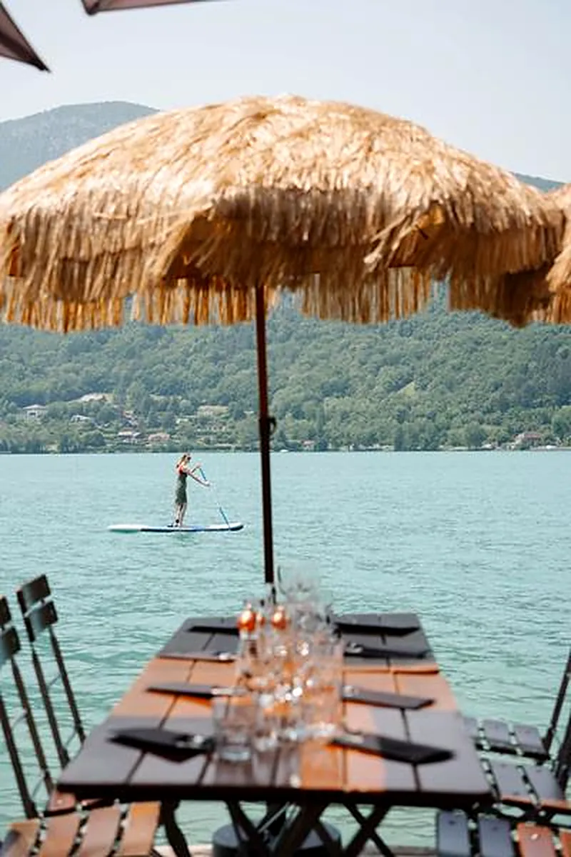 Table sous parasol au bord de l'eau