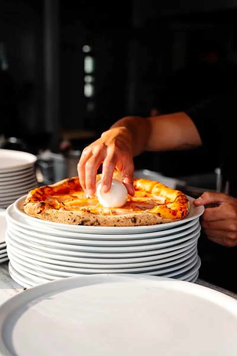 Pizza napolitaine sortie du four