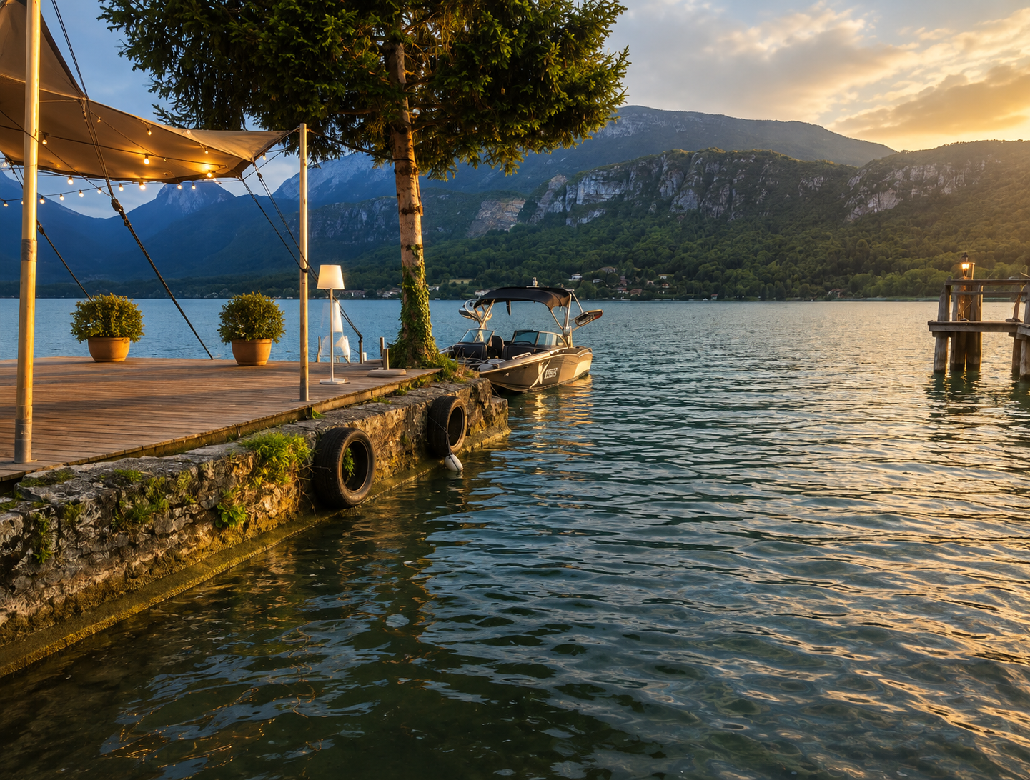 Le ponton de L'Aquarama et son bateau au coucher du soleil sur le lac d'Annecy