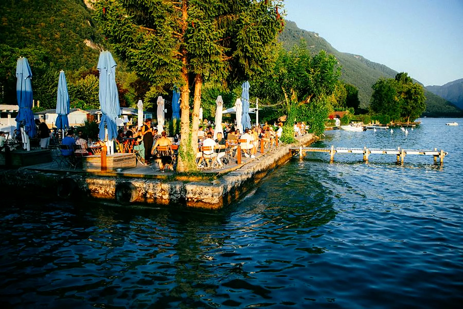 Vue aérienne de la terrasse de L'Aquarama au bord du lac d'Annecy