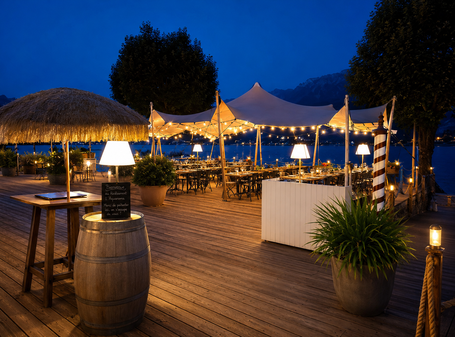 La terrasse de L'Aquarama illuminée à la nuit tombée, au bord du lac d'Annecy